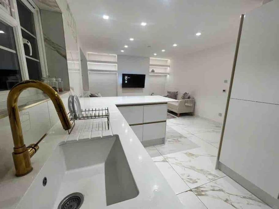 Premium Private Apartment Minutes To Central London Exterior photo